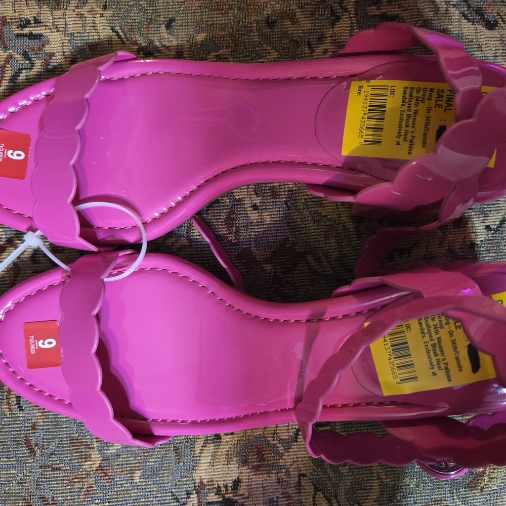 Source Unknown Vibrant Pink Scalloped Sandals